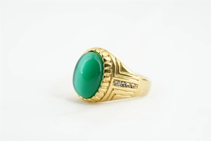 Détail de la bague vintage en or avec œil-de-chat vert ovale et accents de diamants