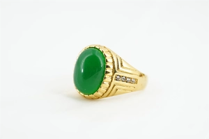 Vue détaillée d'une bague dorée avec agate verte ovale et pierres latérales brillantes