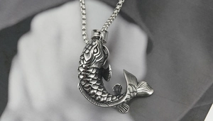 Détail macro du pendentif carpe koi en argent vintage avec des écailles et chaîne box