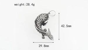 Détails macro des écailles du pendentif carpe vintage et dimensions du collier hip hop