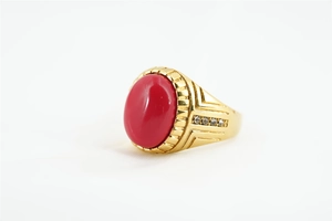 Détail de la bague pour homme en or avec une grande pierre rouge et petits zircons