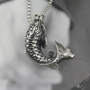 Collier en acier titane avec pendentif carpe koi détaillé sur une chaîne à mailles box