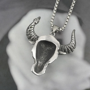 Retro bull skull pendant necklace in titanium steel with vintage finish and box chain for men