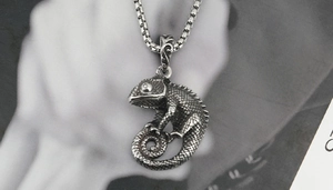 Pendentif caméléon détaillé en acier inoxydable vieilli montrant la texture des écailles