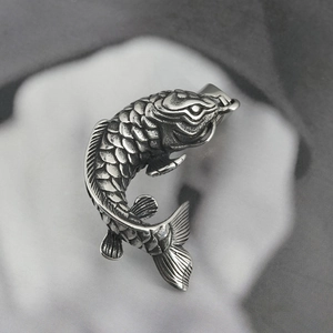 Collier hip hop en acier titane avec pendentif carpe koi détaillé et finition argent antique