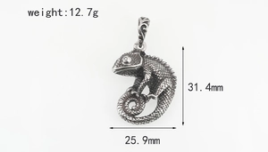 Détail du pendentif caméléon avec dimensions 31,4mm x 25,9mm en acier argenté poli
