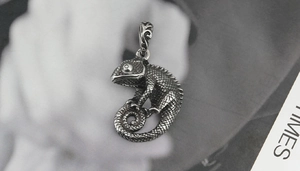 Vue macro détaillée du pendentif lézard montrant les écailles et la finition noire vintage