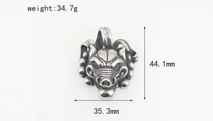 Vue détaillée du pendentif crâne de sanglier en acier titane avec poids 34,7g et dimensions
