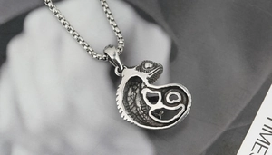 Détail du collier pendentif lézard vintage avec texture acier oxydé et chaîne box