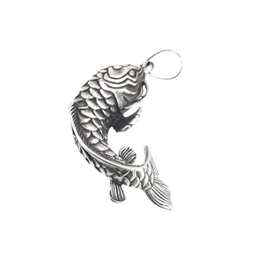 Pendentif poisson koi en acier titane vintage style hip-hop pour homme et femme sur fond blanc
