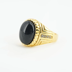 Bague pour homme dorée avec pierre d'onyx noire ovale et accents de zircon sur le côté