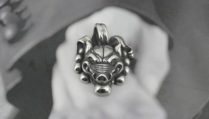 Détail macro du pendentif crâne gothique en acier titane avec finition oxydée