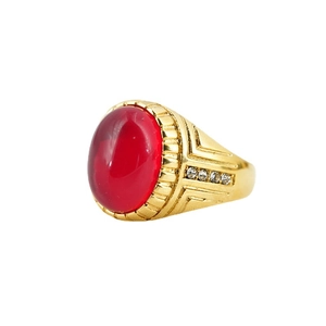Bague vintage plaquée or avec une grande pierre ovale rouge et des détails en zircon blanc