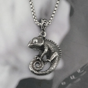 Collier Pendentif Caméléon Gothique Vintage pour Hommes Femmes en Acier Titane Argent Antique Punk Hip Hop Bijoux Animaux