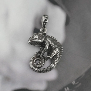 Collier hip hop avec pendentif caméléon en argent vieilli et écailles détaillées