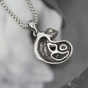 Collier en acier titane avec pendentif caméléon vintage argenté au style hip hop