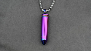 Makroaufnahme einer regenbogenfarbenen Patronen-Halskette mit polierter Box-Kette