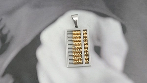 Détails d'un pendentif boulier bicolore en acier titane pour collier tendance