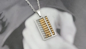 Vue détaillée du pendentif boulier avec cadre argenté et perles dorées mobiles