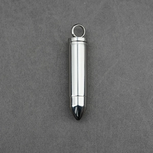 Hochglanzpolierte Edelstahlkette mit Patronenanhänger in Silber auf grauem Stoff