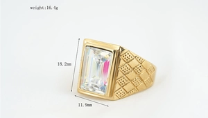 Detailsicht eines goldenen Titanrings mit quadratischem Stein und Abmessungen