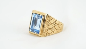 Details des blauen rechteckigen Edelsteinrings mit goldplattiertem Gittermuster