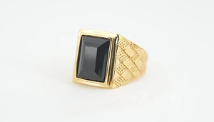 Detailaufnahme Herren Titanstahl Ring mit schwarzem Edelstein und Texturmuster