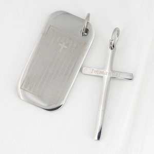 Pendente croce in acciaio lucido e collana con targhetta preghiera da uomo