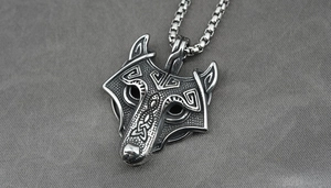 Vue macro d'un pendentif tête de loup viking avec nœuds celtiques sur chaîne