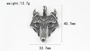 Détail du pendentif tête de loup viking avec nœuds celtiques montrant 40,7mm de hauteur