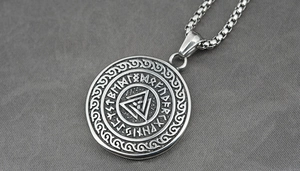 Vue macro du pendentif Viking Valknut avec gravures runiques sur collier chaîne box