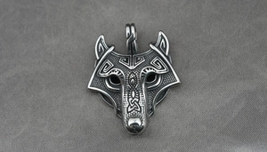 Gros plan du pendentif tête de loup vintage avec gravures de nœuds celtiques nordiques