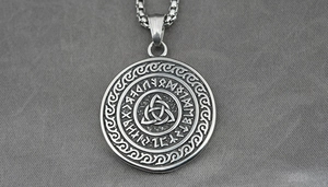 Détail d'un pendentif viking avec nœud celtique et inscriptions runes nordiques