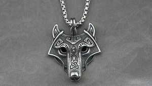 Vue macro d'un pendentif tête de loup viking en métal argenté vintage texturé