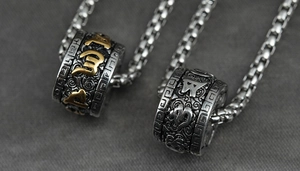 Detail einer Vintage Titanstahl-Halskette mit rotierenden Mantraperlen und quadratischer Kette