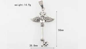 Vue détaillée du pendentif clé en acier titane argenté avec croix et motifs d'ailes