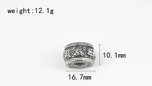 Makro-Detail der Titanstahl-Mantra-Perle mit Maßen 10,1mm Höhe und 12,1g Gewicht