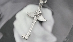 Vue détaillée du pendentif clé en argent avec ailes d'ange et cristal sur chaîne