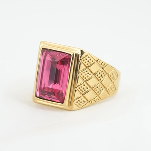 Vintage-Ring aus Gold-Titanstahl mit rechteckigem rosa Edelstein und Gittermuster-Gravur