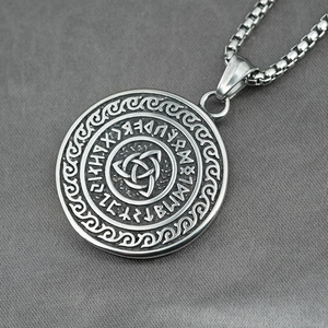 Pendentif Viking vintage avec Triquetra celtique et runes sur une chaîne box