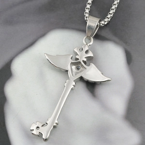 Collier avec pendentif clé à ailes et croix gothique argentée serti de zircon cubique