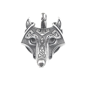 Pendentif tête de loup Viking argenté vintage avec motifs celtiques sur fond blanc