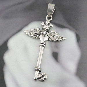 Pendentif clé hip-hop en acier argenté avec ailes couronne et cristal central