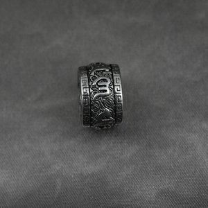 Vintage-Ring aus Titanstahl mit gravierten Zeichen des sechs-silbigen Mantras