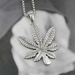 Retro 316L stainless steel maple leaf pendant necklace with a box chain for men