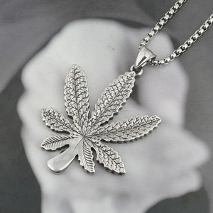 Retro oxidized silver maple leaf pendant with box chain in street style fashion