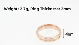 Détail de la bague couronne or rose 4mm avec gravure His Queen pour couples