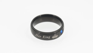 Détail de la gravure Her King et zircon bleu sur anneau en acier inoxydable noir
