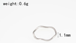 Makroaufnahme des 1,1mm dünnen Wellenrings aus Silber mit 0,6g geringem Gewicht
