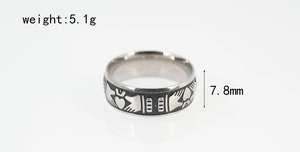 Macro shot of Claddagh ring showing 5.1g weight and 7.8mm band width specs